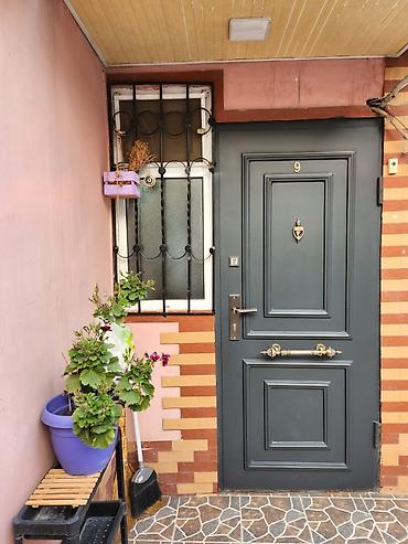 Həyət evləri və villaların satışı: Şəhərin mərkəzində yerləşir. Dəniz kənarı Bulvara 1 dəqiqəlik — 2