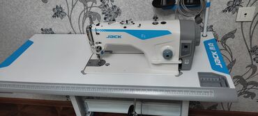 малутка машина: Швейная машина Jack, Полуавтомат