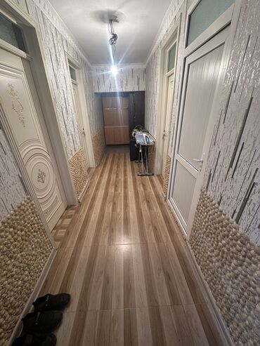 Köhnə tikili: Satılır: Mənzil (şəkillərdə göstərilən) - Plan: 2 otağa çevrilə — 6