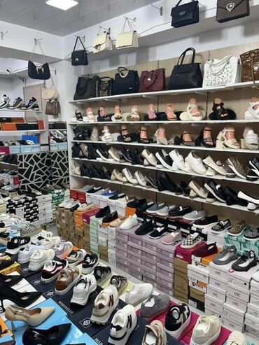 dukan ucun vitrin polkalar: Fərqli üslublarda və rənglərdə geniş çeşiddə ayaqqabılar və çantalar