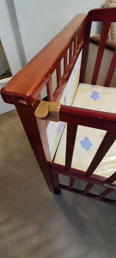 Детские односпальные кровати: Продается детская кроватка с рождения и до 7 лет. Регулируется высота — 5