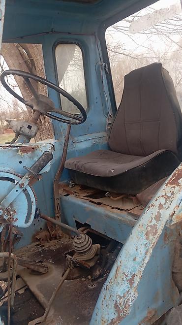 Traktorlar: Minsk MTZ-80 traktor - Rəng: göy - Kabinli, geniş görünüşlü ön şüşə — 5