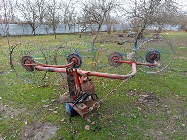 Traktorlar: Mavi rəngli təkərli kənd təsərrüfatı traktoru. Texniki xüsusiyyət və — 11