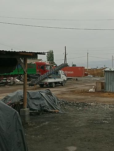 двух ярисный крават: Грузовой автомобиль с длинной металлической лестничной конструкцией на — 1