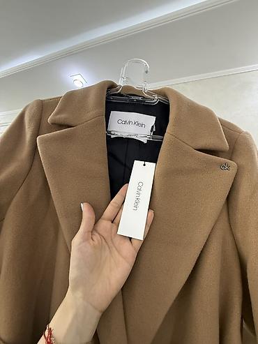 кашемир: Calvin Klein qadın palto – kasemir, klassik bej rəngdə, uzun kəsimli — 4