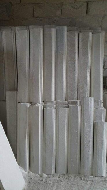 Pilləkən məhəccərləri: Ağ rəngli, müxtəlif formalı və ölçülü dəmir-beton sütunlar. Bu — 49