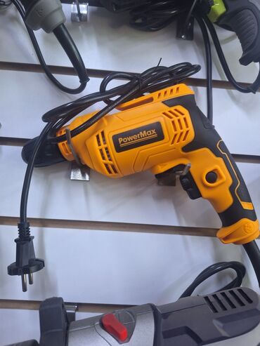миксер для краски: Электрическая дрель PowerMax в желто-черном корпусе предназначена для