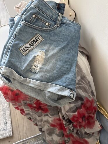 женские джинсовые шорты с завышенной талией: Отдам даром Жен вещи Джинсовые шорты в стиле casual - Светло-голубой