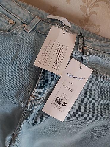 Məhsul: Açıq mavi rəngli denim şalvar Təsvir: - Kəsim: düz, aşağı