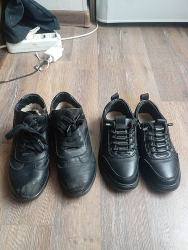 обувь для футбола для детей: Детская обувь, два пары, черных ботинок/кроссовок. - Пара 1 (слева на