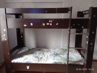 двухъярусный кровать с матрасами: Двухъярусная Кровать, Б/у