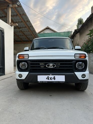 купля авто: Белый трехдверный внедорожник LADA Niva Legend с черными акцентами