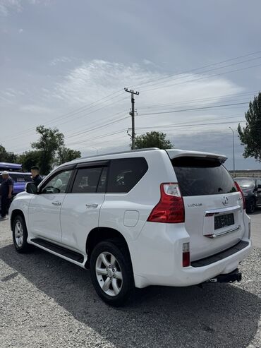 амортизатор марк х: Белый внедорожник Lexus GX. Автомобиль оснащен боковыми подножками и