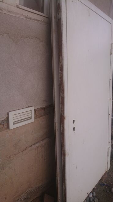 Межкомнатные двери: Металические дверь Россиядан келган и 2 штук бар. Ценасы 20000сомдон