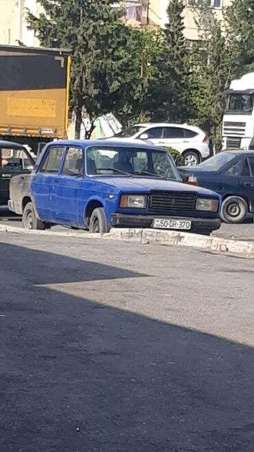 бампер на гольф 2: Mavi rəngli Lada Nova Combi sedan. Bu klassik model ənənəvi dizaynı