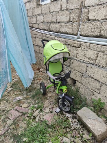 Yasil usag velosipedi. yaxsi vəziyyətdədi təkələrləri partlagdi basga