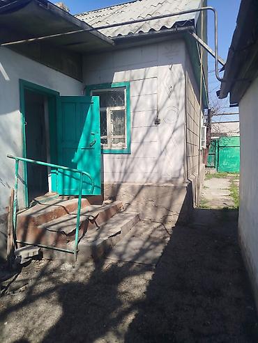 Продажа коттеджей и домов: Участок 4 сотки. Газ, вода, электричество. Дом 4 комнаты, баня. Район — 2