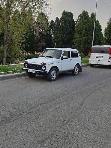 lada şiti: LADA Niva 3 qapı, ağ rəngli ofroud Xırda kosmetik işləri var — 1