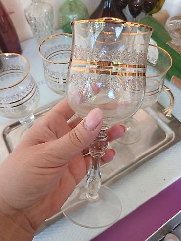 posta kula: Set od 6 elegantnih čaša na stalku sa zlatnim detaljima. - Materijal — 4