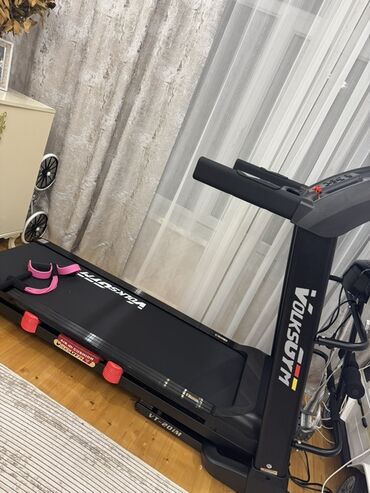 volksgym y25: Volksgym firmasının VT-201M modelindən olan qara rəngli qaçış