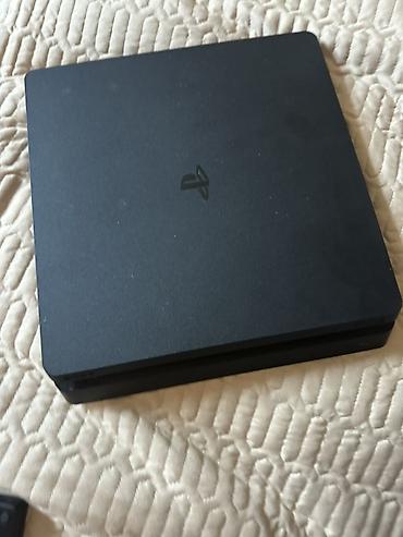 plesteyşn 4: Sony PlayStation 4 Slim -2 Pult İçinde 1İllik deluxe paket var diskler — 2