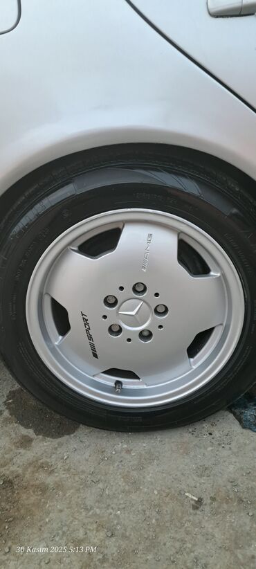 Mercedes-Benz: Mercedes-Benz E-Class (W210) sedan - Gümüş rəng, 4 qapı - Ön dəyirmi — 12