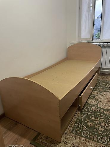 Односпальная кровать с выдвижным ящиком и открытой полкой +