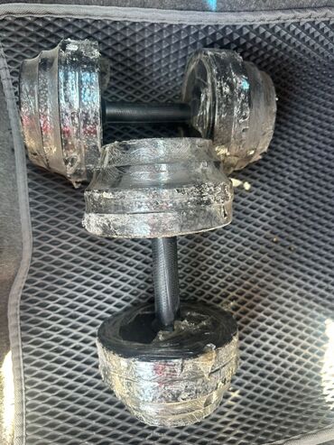 Гантели: Разборные гантели из металла, каждая весом 15 кг, предлагают удобство — 4