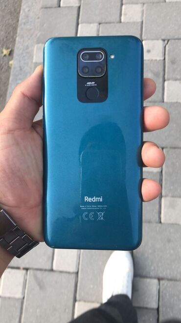 Redmi Note 9 smartfonu, arxa tərəfində dörd kameralı modulu ilə