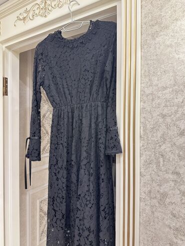 Dəstlər, kostyumlar: Qadın geyim dəsti – 4 parçadan ibarət 1) Açıq mavi, düz kəsimli jeans — 13