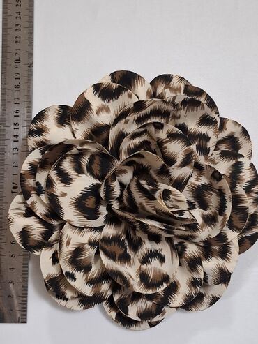 Broşlar: Leopard naxışlı, əl işi olan gül broşları. Paltolara, şərflərə və ya -da lalafo.az — 10 Broşlar: Leopard naxışlı, əl işi olan gül broşları. Paltolara, şərflərə və ya — 10