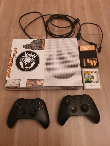 ipohne 6 s: Satılıq Xbox one s (500gb) + iki pult + 2TB kart + yenidən şarj olan