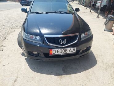 кредит на машину: Черный седан Honda Accord с характерной передней решеткой и эмблемой
