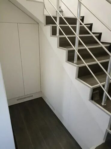 Ormari: Ormar ispod Stepeništa 📦 Materijal: Univer debljine 18 mm u belom — 2