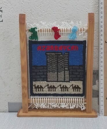 Hədiyyələr: Xalça toxuculuq dəsti – Azərbaycan motivli, əl işidir. Dəstdə ağacdan — 8