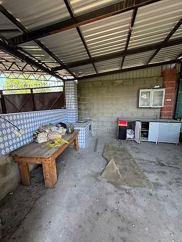 Продажа коттеджей и домов: Продаётся жилой дом с большим земельным участком и хозпостройками. с — 21