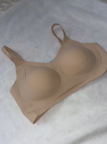 нижний белё: Бесшовный бра-топ нюдового цвета - Мягкие формованные чашки без