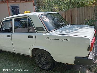 2107 modeli: VAZ 2107, ağ rəng, sedan kuzov. Üstündə “TAXI” işarəsi var. Azerbaijan — 1