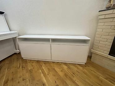 tv alti: Ağ rəngli, müasir üslubda hazırlanmış bu TV stendi hər növ interyerə — 3