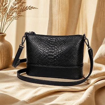 sinsey torbe: Crna ženska crossbody torbica sa teksturom imitacije zmijske kože - — 1