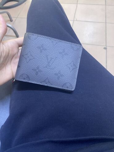 барсетки луи витон: Компактный кошелек Louis Vuitton с темно-серым узором. Внутри имеются
