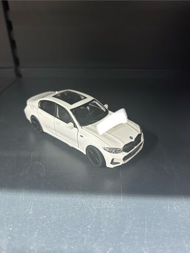 Avtomobil modelləri: Miqyaslı model avtomobil – BMW M3 sedan, ağ rəngdə - Korpus: detallı — 3