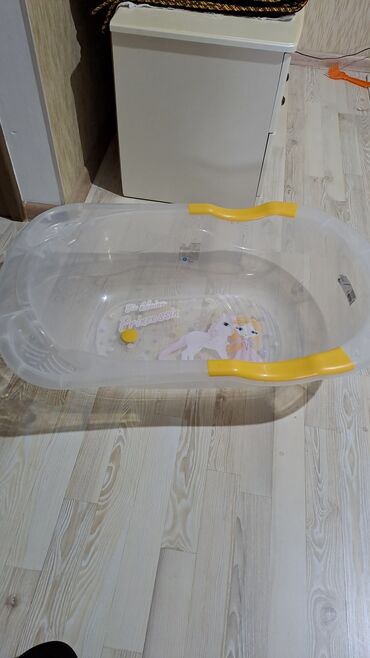 сиденье детское для купания на присосках: Прозрачная детская ванна для купания с рисунком,в хорошем состоянии