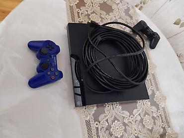 playstation 4 satilir: PlayStation 3 oyun konsolu dəsti. Dəstə şəkildə görünənlər daxildir — 3