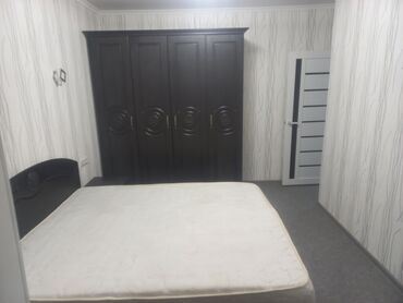 3 бөлмө, Менчик ээси, Жарым -жартылай эмереги бар