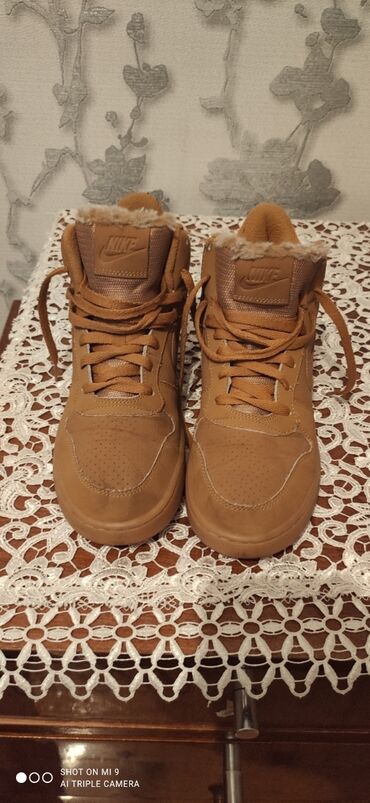 nike air jordan qiyməti: Original Nike Jordan İçi tüklü 42-43 razmer Real alıcılar narahat