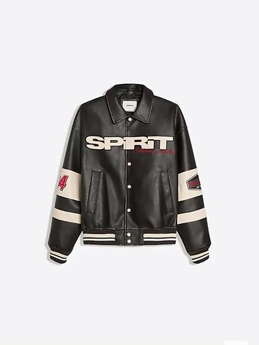 only kozna jakna: Varsity/bomber jakna u crno‑bež kombinaciji sa retro sportskim — 1