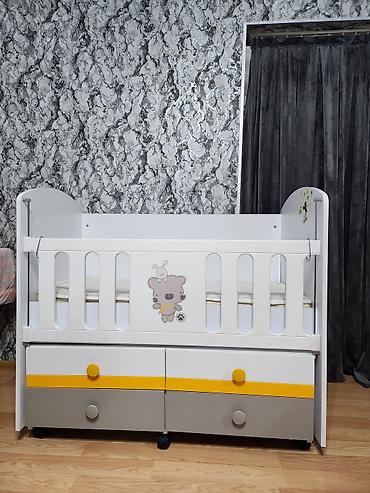 Uşaq beşiyi – çoxfunksiyalı, ağ-boz rəngdə, sarı dekor zolaqlı model