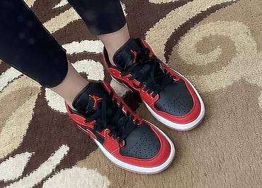 Кроссовки джордан цвет Black/Red с белой промежуточной подошвой. -