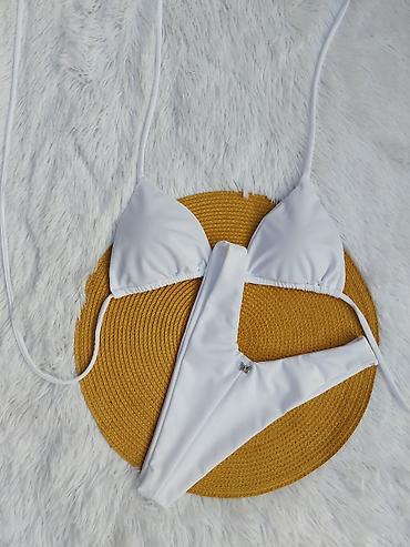 iris cuprija: Beli dvodelni kupaći kostim – trokut top i visoki struk - Model — 2